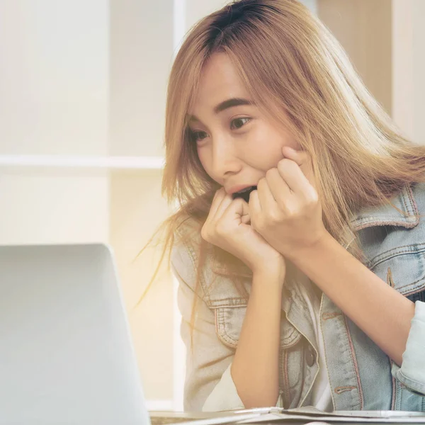 Sevimli kadın rahat ev ofis dizüstü bilgisayarda bakarken hayran, heyecan veya sürpriz hisseder. İnanılmaz satış reklam ve şanslı ödül kazanan kavramı.