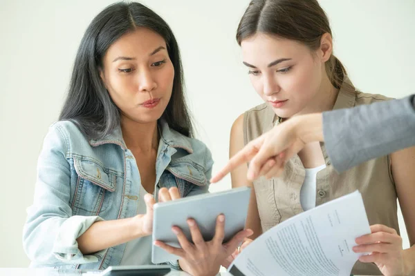 Die Arbeitsgruppe Multikultureller Unternehmerinnen Diskutiert Gruppensitzungen Büro Zusammenarbeit Ethnischer Vielfalt — Stockfoto