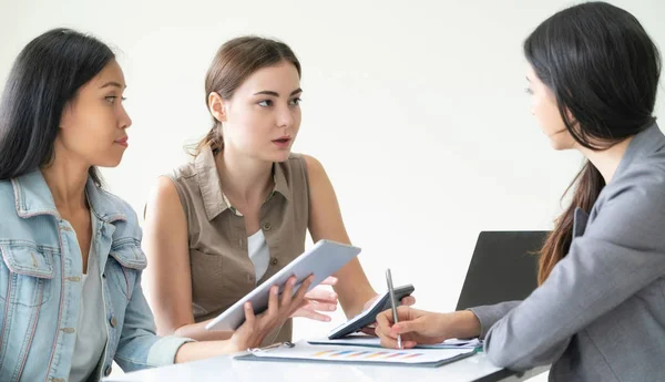 Donne Imprenditrici Multiculturali Discutono Nel Corso Della Riunione Gruppo Ufficio — Foto Stock