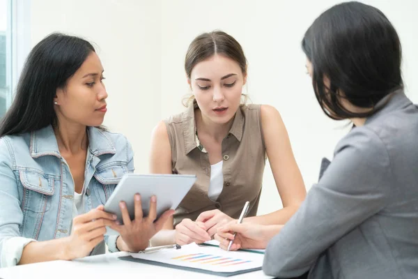 Çalışma grubu çok kültürlü iş kadınları ofiste grup toplantısı tartışmak. Etnik çeşitlilik işbirliği.