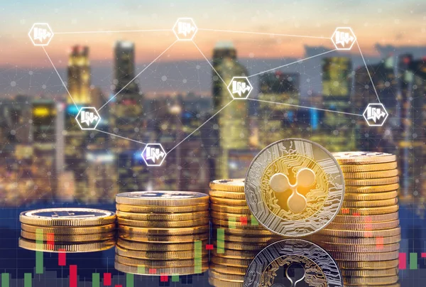 XRP ve kavram - yatırım cryptocurrency fiziksel dalgalanma paralar ile şehir arka plan ve döviz piyasası fiyat tablosu ticaret dalgalanma. Blockchain ve finans teknolojileri.