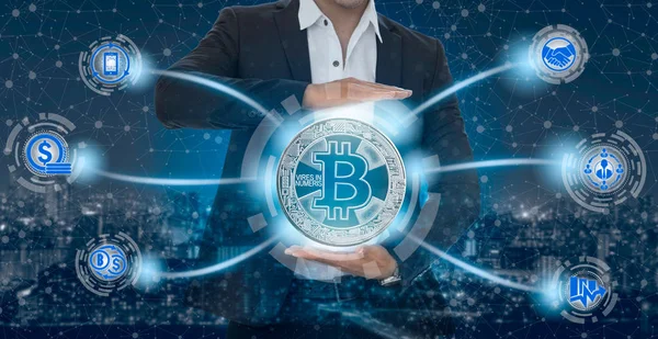 Bitcoin ve kavram - işadamı Bitcoin alışverişi, ticaret, transfer ve blockchain teknoloji yatırım gösteren mobil uygulama iş ikonları/simgeleri ile tutarak yatırım cryptocurrency.