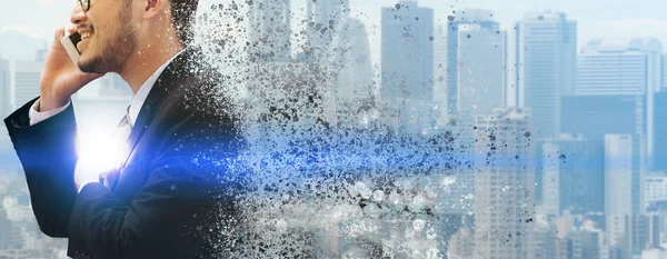 Gerçeküstü iletişim kavramı - genç işadamı istimal hareket eden telefon ile modern şehir binaları arka plan görüntüsü. Gelecek yenilik teknoloji ve Internet şey (çok ).