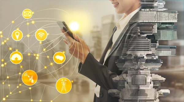 Cep telefonu ile modern şehir binaları arka plan kullanarak genç iş kadını. Gelecekteki telekomünikasyon teknolojisi ve internet şeyler (çok) kavramının.