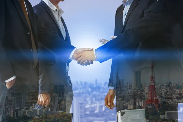 Doppelbelichtung Geschäftsleute Handschlag Vereinbarung Mit Stadtbild Hintergrund Business Executive Meeting — Stockfoto