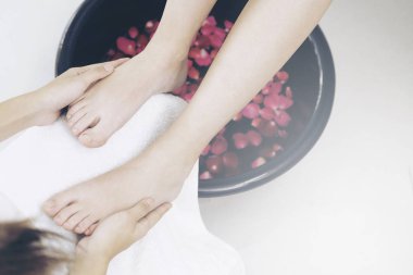 Lüks spa merkezindeki profesyonel masaj terapistinin ayak masajı tedavisi. Sağlık, stres atma ve gençleştirme kavramı.