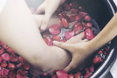 Lüks spa merkezindeki profesyonel masaj terapistinin ayak masajı tedavisi. Sağlık, stres atma ve gençleştirme kavramı.