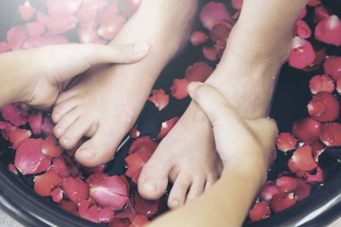 Lüks spa merkezindeki profesyonel masaj terapistinin ayak masajı tedavisi. Sağlık, stres atma ve gençleştirme kavramı.