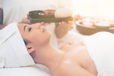 Rahat kadın kaplıca tedavisi planda tutan terapist ile spa masaj için hazırlanan spa yatakta yalan. Lüks sağlık, stres rahatlama ve gençleşme kavramı.