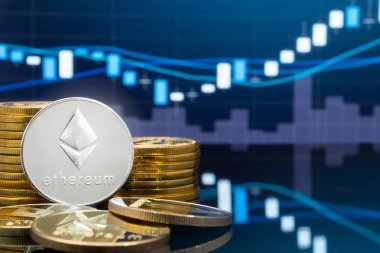 Ethereum (Eth) ve cryptocurrency yatırım kavramı - fiziksel metal ethereum genel ticaret Döviz piyasa fiyatı grafik içinde belgili tanımlık geçmiş ile madeni paralar.