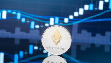 Ethereum (Eth) ve cryptocurrency yatırım kavramı - fiziksel metal ethereum genel ticaret Döviz piyasa fiyatı grafik içinde belgili tanımlık geçmiş ile madeni paralar.
