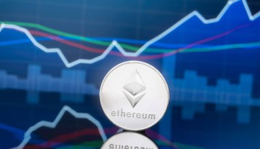 Ethereum (Eth) ve cryptocurrency yatırım kavramı - fiziksel metal ethereum genel ticaret Döviz piyasa fiyatı grafik içinde belgili tanımlık geçmiş ile madeni paralar.