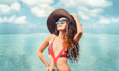 Yaz için tatil seyahat etmek tatil tropikal kum beach resort adlı mayo giyen mutlu genç kadın.