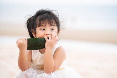 Çok güzel çocuk karpuz tropikal kum plaj yaz aylarında yemek..