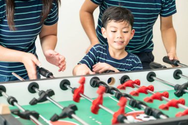 Mutlu çocuk Aile, babam ve annem Foosball Tablo futbol oynamak.