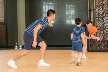 Basketbol spor kulübünde oynarken mutlu aile.