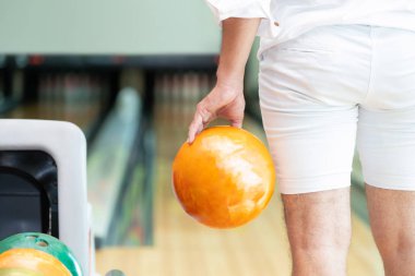Genç adam bowling spor kulübünde oynarken.