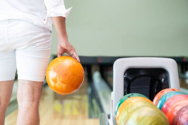 Genç adam bowling spor kulübünde oynarken.
