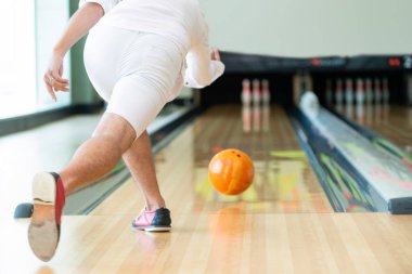 Genç adam bowling spor kulübünde oynarken.
