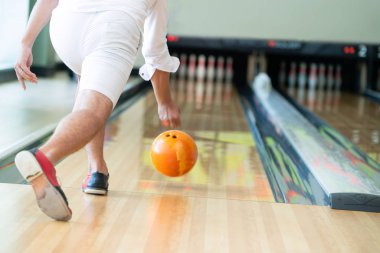 Genç adam bowling spor kulübünde oynarken.