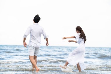 Mutlu çift balayı gidiş tropikal kum plaj yaz aylarında seyahat..