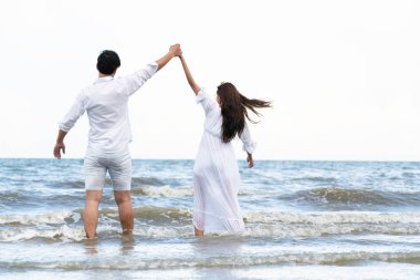 Mutlu çift balayı gidiş tropikal kum plaj yaz aylarında seyahat..