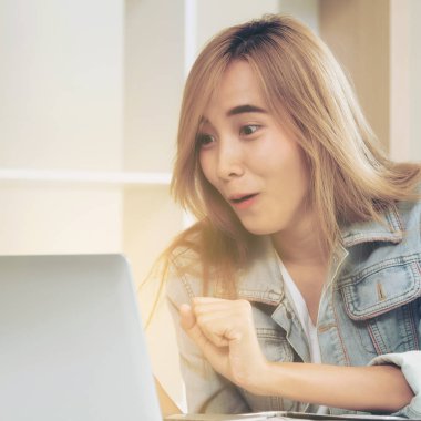 Sevimli kadın rahat ev ofis dizüstü bilgisayarda bakarken hayran, heyecan veya sürpriz hisseder. İnanılmaz satış reklam ve şanslı ödül kazanan kavramı.