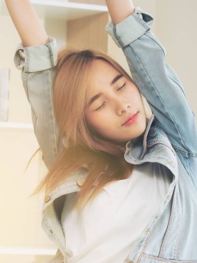 Çalışma ofisinde bittiğinde rahat genç kadın kol ve omuz kas uzanır. Memnun ve endişesiz iş iş kavramı.