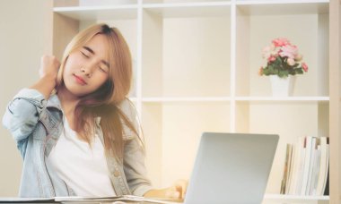 Çalışma ofisinde bittiğinde rahat genç kadın kol ve omuz kas uzanır. Memnun ve endişesiz iş iş kavramı.