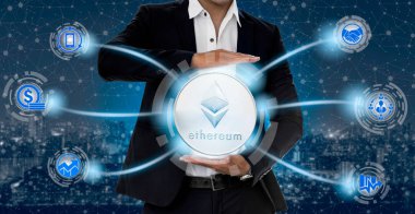 Ethereum ve kavram - işadamı Ethereum (Eth) alışverişi, ticaret, transfer ve blockchain teknoloji yatırım gösteren mobil uygulama iş ikonları/simgeleri ile tutarak yatırım cryptocurrency.