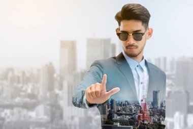 Çift Pozlama iş adamı boş kopya alanı metni modern iş binası ve cityscape arka planda olan işaret. Dijital yenilik ve teknoloji bozulma kavramı.