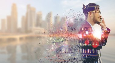 Gerçeküstü iletişim kavramı - genç işadamı istimal hareket eden telefon ile modern şehir binaları arka plan görüntüsü. Gelecek yenilik teknoloji ve Internet şey (çok ).