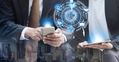 Bitcoin ve kavram - modern grafik arayüzü başka bir tüccar ile ticaret Bitcoin Btc cep telefonu uygulaması kullanarak işadamı yatırım cryptocurrency. Blockchain ve finans teknolojileri.
