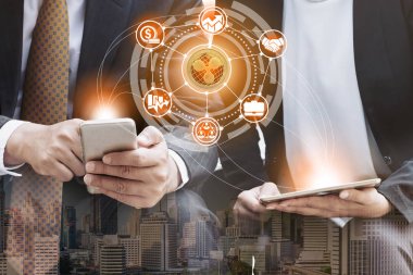 Dalgalanma ve kavram - modern grafik arayüzü başka bir tüccar ile ticaret dalgalanma Xrp cep telefonu uygulaması kullanarak işadamı yatırım cryptocurrency. Blockchain ve finans teknolojileri.