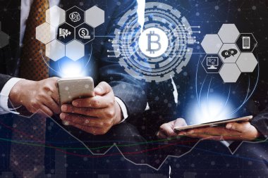 Bitcoin ve kavram - modern grafik arayüzü başka bir tüccar ile ticaret Bitcoin Btc cep telefonu uygulaması kullanarak işadamı yatırım cryptocurrency. Blockchain ve finans teknolojileri.