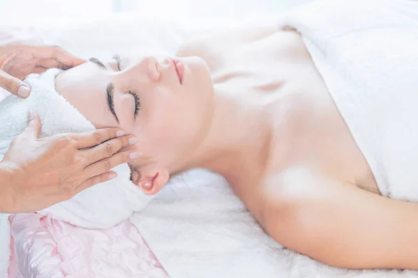 Розслаблена Жінка Лежить Спа Ліжку Масажу Обличчя Голови Спа Терапевт — стокове фото