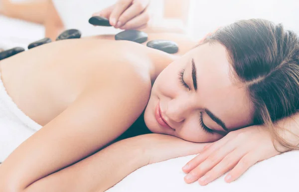 Frau Bekommt Hot Stone Massage Behandlung Durch Professionelle Kosmetikerin Therapeutin — Stockfoto