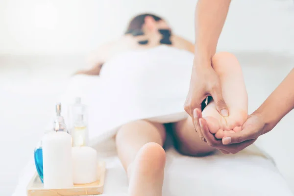 Fußspa Massage Behandlung Durch Einen Professionellen Masseur Einem Luxuriösen Kurort — Stockfoto