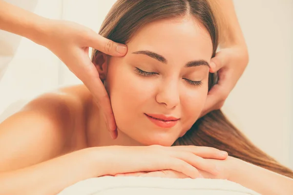 Femme Détendue Couchée Sur Lit Spa Pour Les Soins Visage — Photo