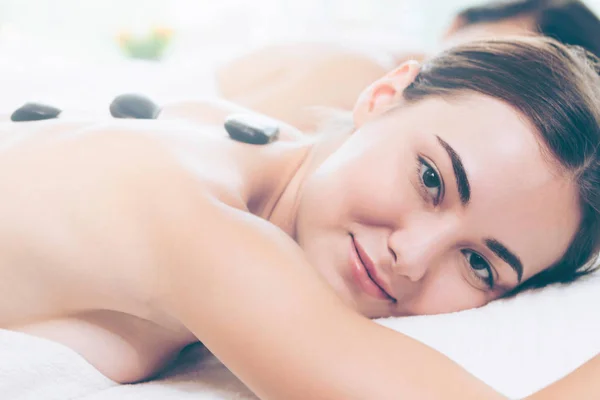 Vrouw Krijgt Hete Stenen Massage Behandeling Door Professionele Schoonheidsspecialiste Therapeut — Stockfoto