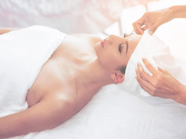 Jovem Relaxada Deitada Uma Cama Spa Preparada Para Tratamento Facial — Fotografia de Stock