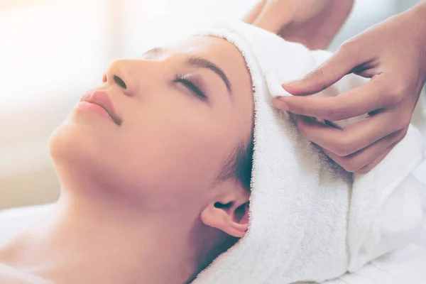 Jovem Relaxada Deitada Uma Cama Spa Preparada Para Tratamento Facial — Fotografia de Stock