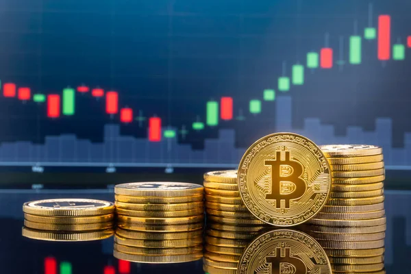 Concepto Inversión Bitcoin Criptomoneda Monedas Bitcoin Metálicas Físicas Con Gráfico —  Fotos de Stock