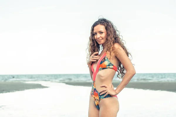 Hermosa Modelo Moda Mujer Traje Baño Está Vacaciones Playa Verano — Foto de Stock