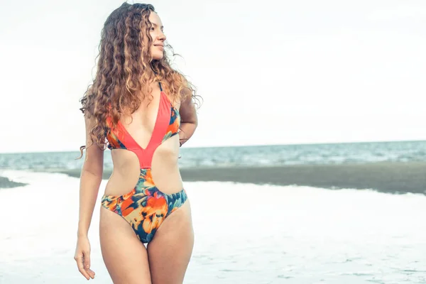 Hermosa Modelo Moda Mujer Traje Baño Está Vacaciones Playa Verano — Foto de Stock