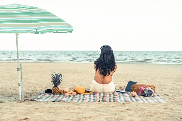 Kobieta Bikini Jest Wakacjach Siedząc Plaży Sezonie Letnim Tropikalna Plaża — Zdjęcie stockowe