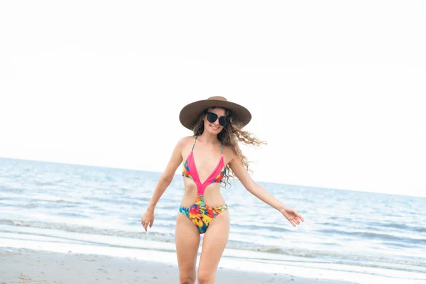 愉快的年轻妇女穿着泳装有美好的时间在热带海滩在夏天为假日旅行假期 — 图库照片