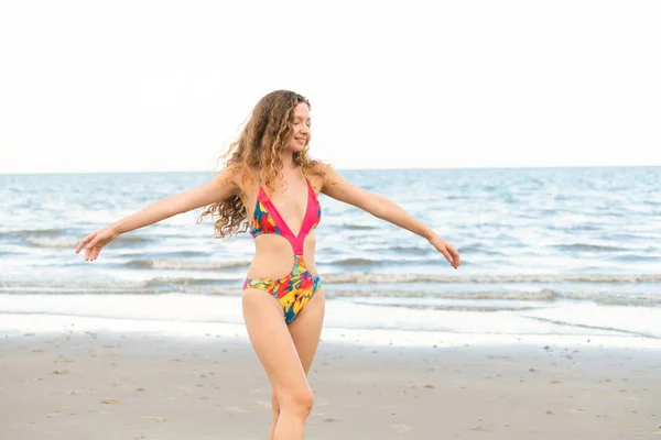 Szczęśliwa Młoda Kobieta Sobie Strój Kąpielowy Dobry Czas Tropikalnej Plaży — Zdjęcie stockowe