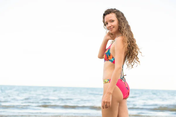 Mujer Joven Feliz Con Traje Baño Que Pasa Buen Rato — Foto de Stock