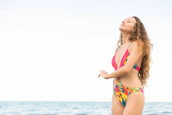 Mujer Joven Feliz Con Traje Baño Que Pasa Buen Rato — Foto de Stock